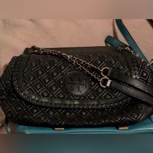 Tory Burch Bag. Can be a shoulder or crossbody. Adjustable with gold hardwares.